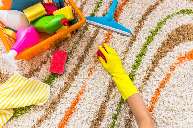پاک کردن لکه‌های زرد فرش